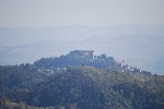 Il castello di Monticello tra la nebbia