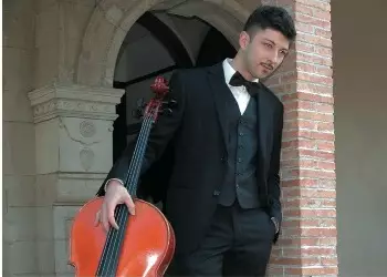 Stefano Pellegrino con il suo violoncello