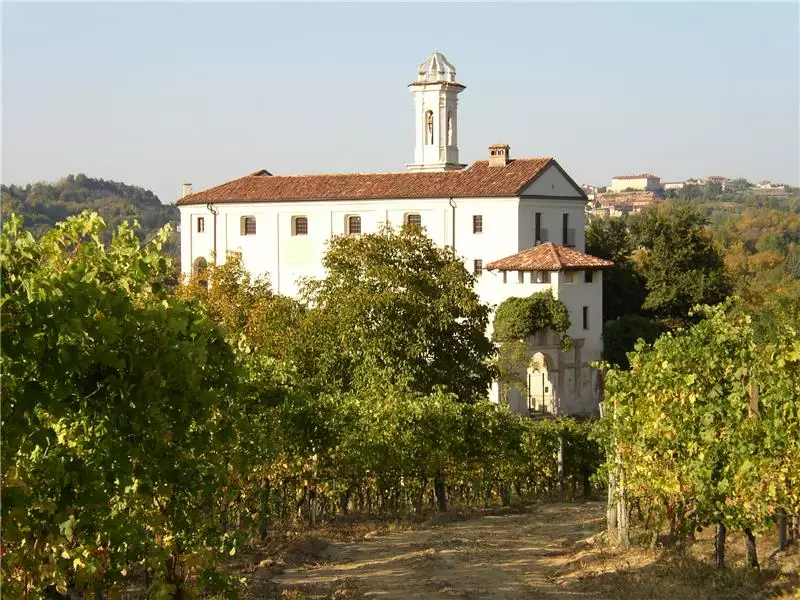 Il santuario di Tavoletto. Sullo sfondo, Sommariva Perno