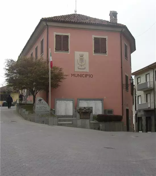 La facciata del municipio
