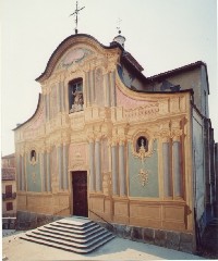 La bella ed originale facciata della Parrocchiale di Sommariva Perno