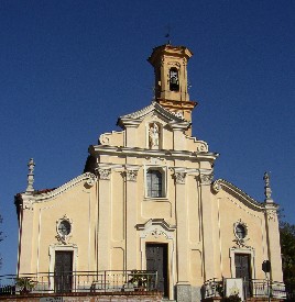 La bella facciata della Parrocchiale di San Giuseppe